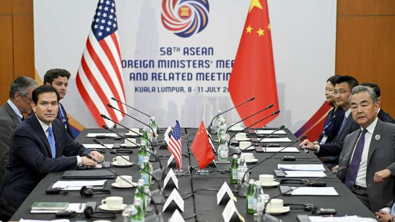 O secretário de Estado dos EUA, Marco Rubio, e o ministro das Relações Exteriores da China, Wang Yi, na 58ª Reunião de Ministros das Relações Exteriores da Asean, em Kuala Lumpur, 11 de julho de 2025.