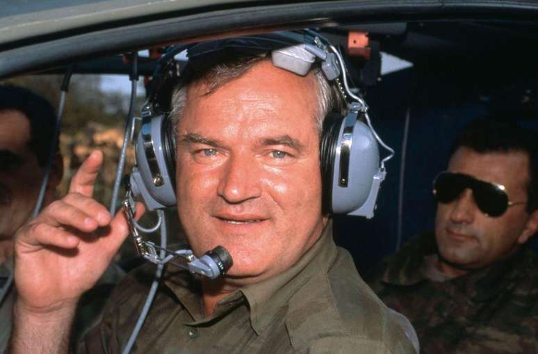 O comandante das for&ccedil;as b&oacute;snias s&eacute;rvias, general Ratko Mladic, disse aos homens b&oacute;snios mu&ccedil;ulmanos em Potocari que eles seriam trocados por prisioneiros de guerra. Ele s&oacute; foi preso em 2011, e condenado, mais tarde, &agrave; pris&atilde;o perp&eacute;tua por genoc&iacute;dio, crimes de guerra e crimes contra a humanidade