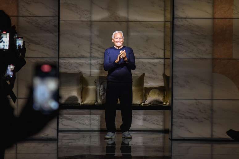 Giorgio Armani se recupera em sua residência