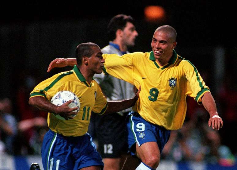 Romário e Ronaldo celebram gol durante partida em Lyon, na França, em 1997