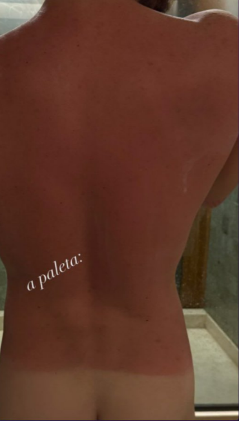 João Lucas mostra o bumbum por acidente