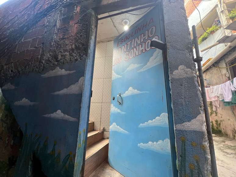 Portão da casa de moradora onde Igor Oliveira de Moraes Santos, 24 anos, foi morto. No local, funcionou escola chamada Cantinho dos Sonhos.