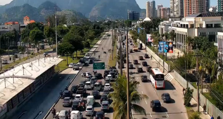 Porsche blindado é alvo de disparos em avenida movimentada no Rio