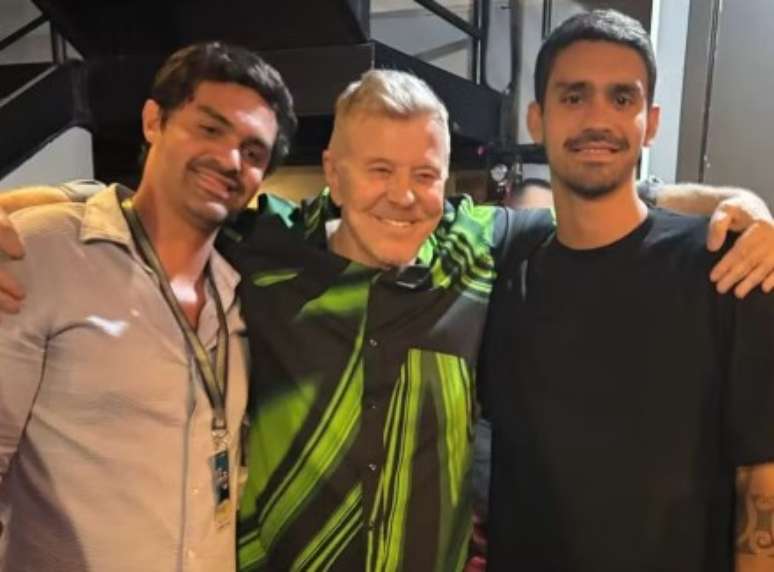 Ao centro, Miguel Falabella com seus filhos, Theo e Cassiano