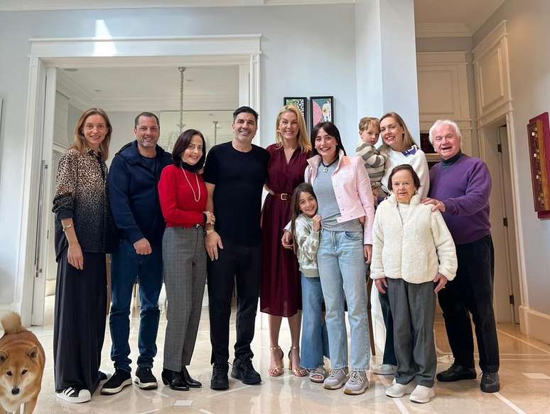 Edu Guedes recebe alta antes do previsto após cirurgia de câncer e Ana Hickmann comemora