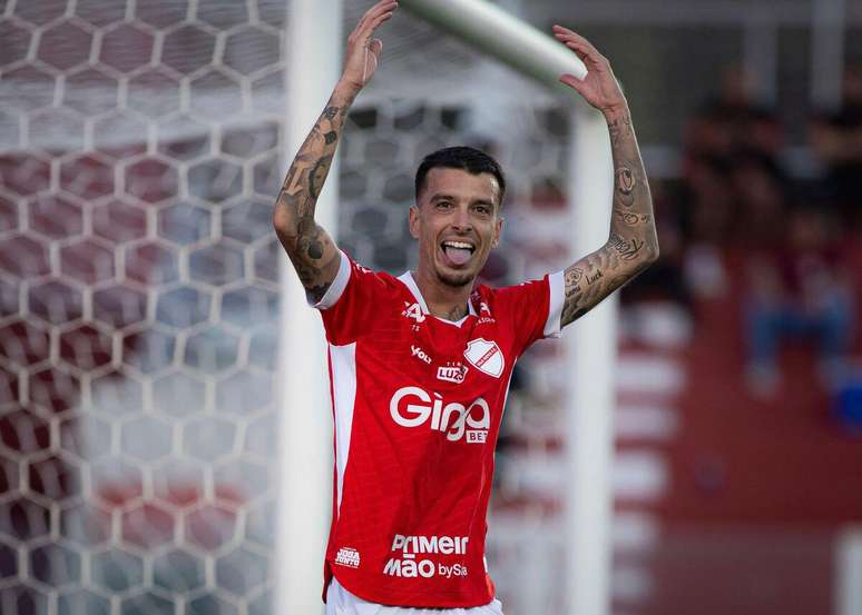 Bruno (Vila Nova-GO) celebrando seu gol contra o Atlético-GO, no dia 28.06.2025 