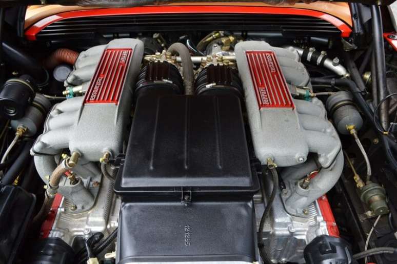 Motor V12 é posicionado na parte traseira da Ferrari Testarossa