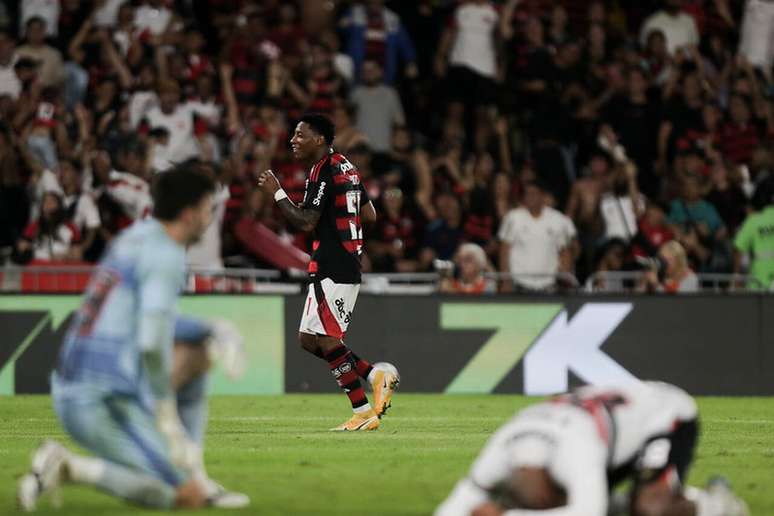 Flamengo vence o São Paulo por 2 a 0 e segue na liderança do Brasileirão –
