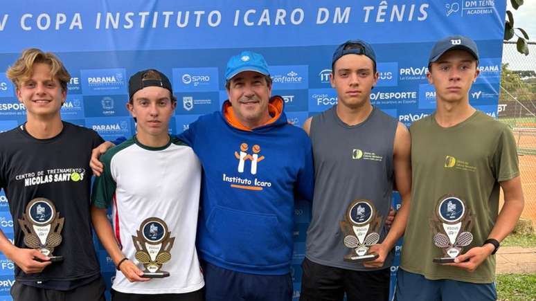 Campeões à esquerda e vice-campeões à direita na dupla masculina 18 anos 