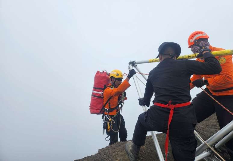 Os Basarnas, a Defesa Civil local, durante buscas por Juliana