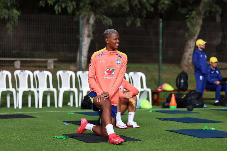 Jhonson em treino da Seleção Feminina –