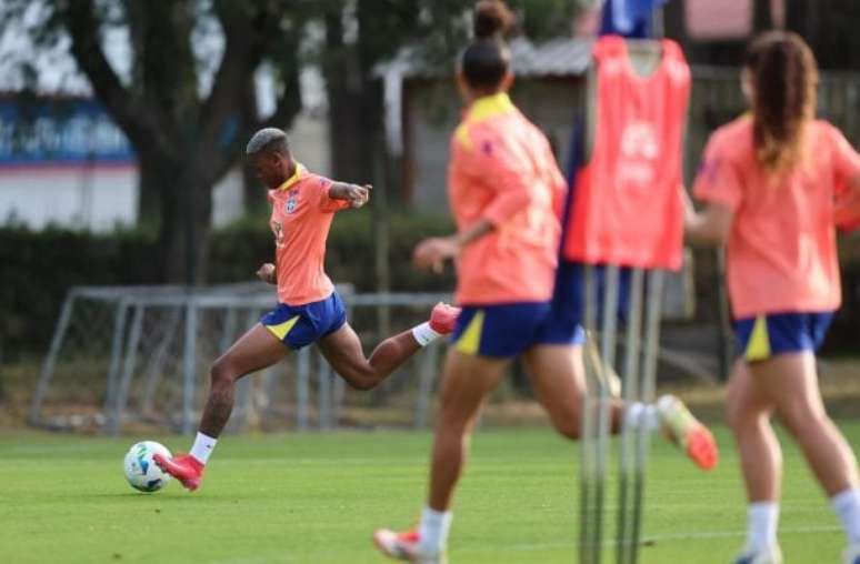 Jhonson em treino da Seleção Feminina –
