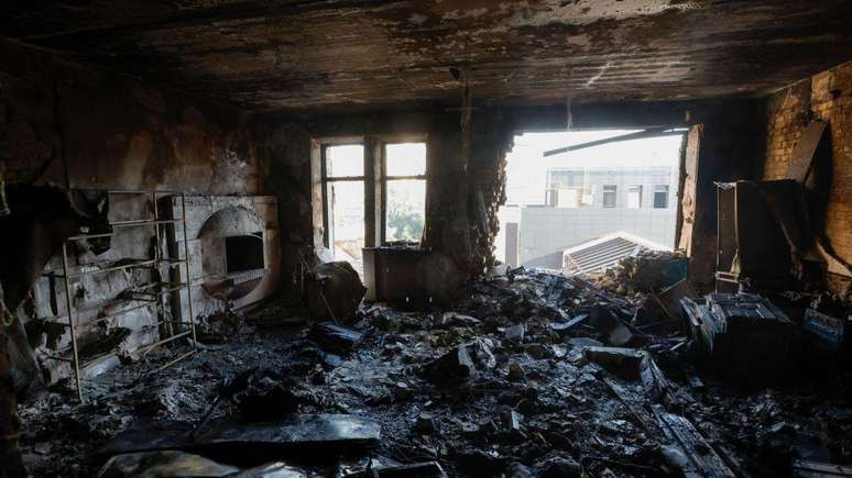 Apartamento residencial em Kiev completamente destruído após impacto de drone