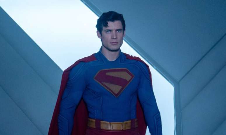David Corenswet veste a capa do 'Superman' em novo filme do super-herói.