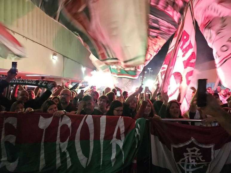 Torcedores receberam o Fluminense no desembarque após a participação no Mundial de Clubes –