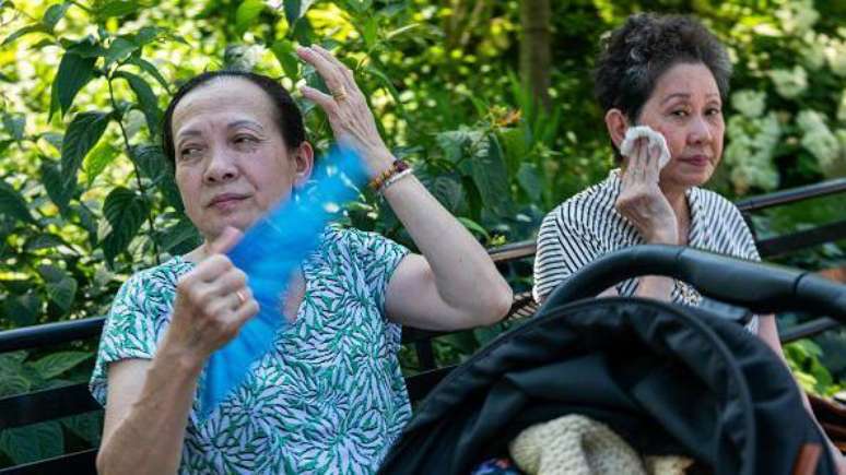 Pessoas tentam se refrescar durante a onda de calor que causou recordes de temperatura nos Estados Unidos
