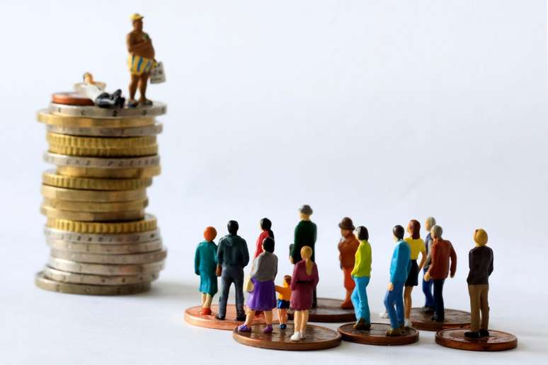 A diferença entre o salário dos diretores-executivos e dos trabalhadores das empresas aumentou muito nas últimas décadas