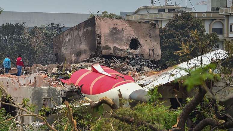 O voo 171 da Air India caiu em um bairro em Ahmedabad