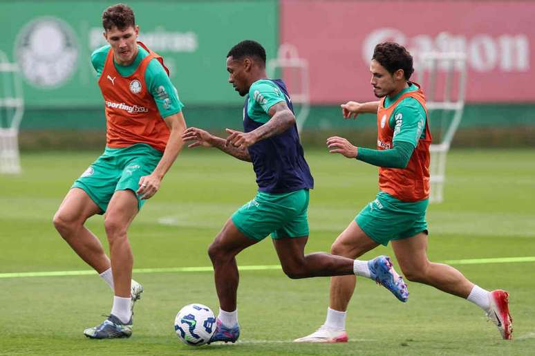 Benedetti, Allan e Raphael Veiga durante treinamento na Academia de Futebol –
