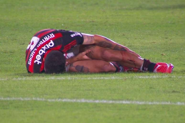 Ayrton Lucas com corte profundo na perna esquerda ap&oacute;s dividida com Enzon D&iacute;az. Teve de sair.