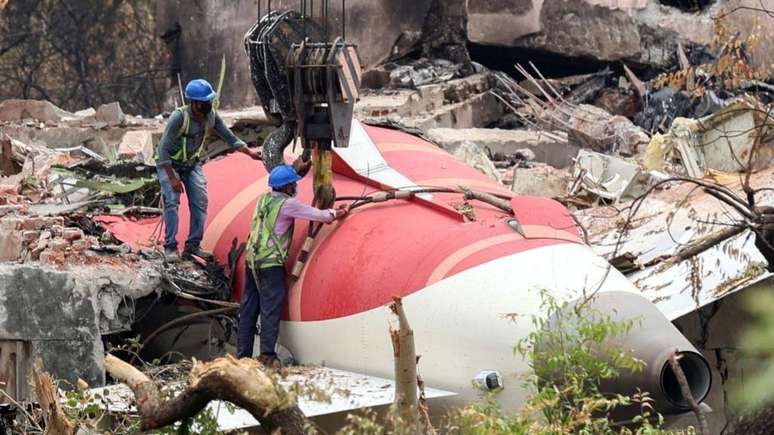 Destroços do avião da Air India cuja queda matou 260 pessoas