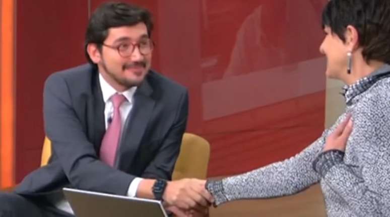 The presenter holds the cry when saying goodbye to Globonews SP with congratulations from colleague