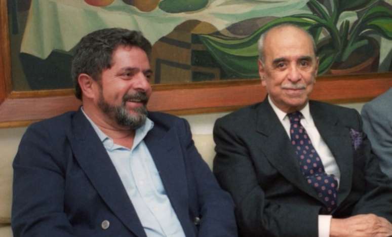 Lula e Roberto Marinho no encontro na redação de 'O Globo': série conta que a mulher do dono da Globo, dona Lily Marinho, já falecida, morria de medo do petista