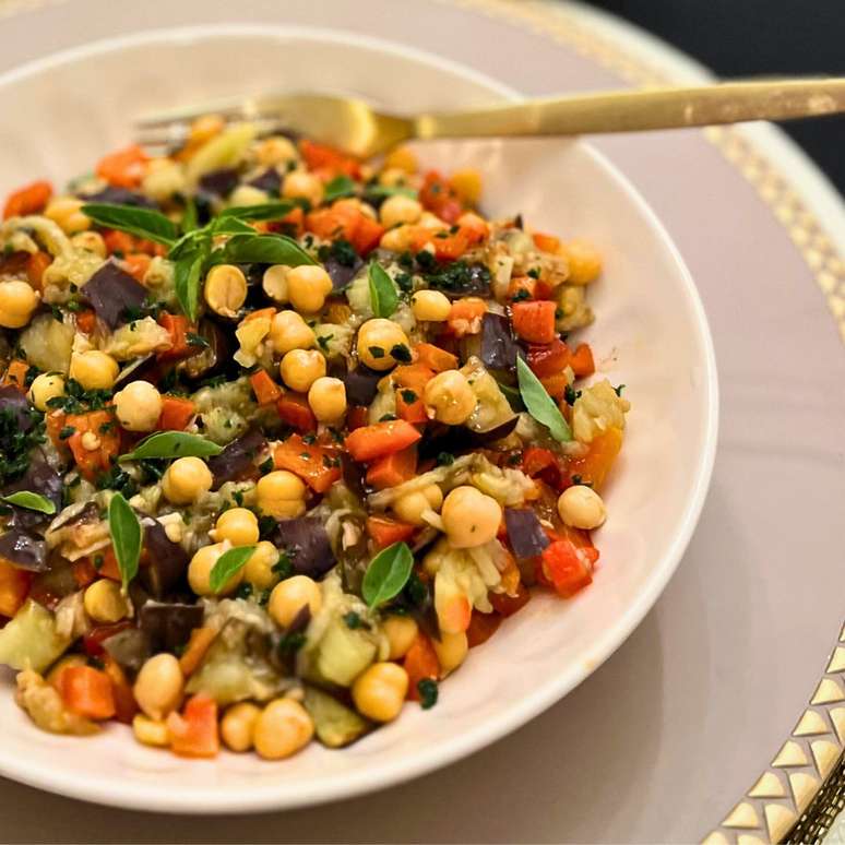 Chickpea and aubergine salad: light and complete meal