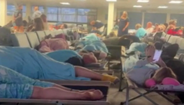 Passageiros ficam 'presos' por mais 10 horas em aeroporto após casal fumar no banheiro de aeronave