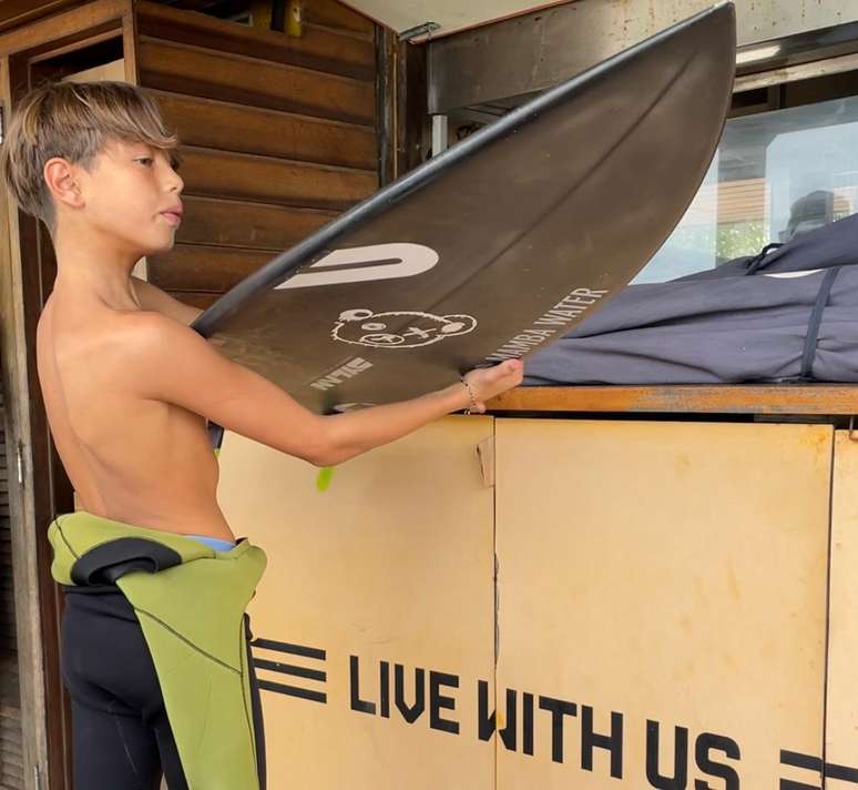 Dom, filho de Luana Piovani e Pedro Scooby, tem seguido os passos do pai como surfista