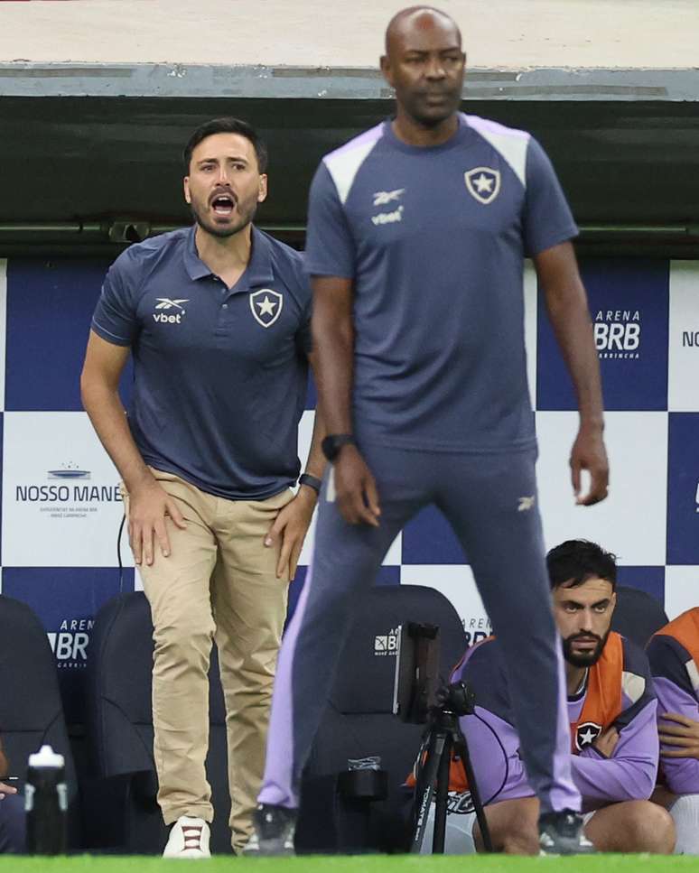 Davide Ancelotti acompanhando o jogo do Botafogo 
