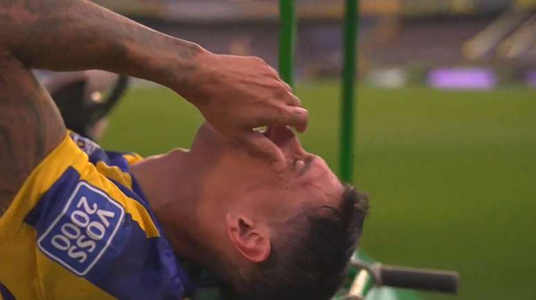Di Mar&iacute;a sai chorando, na maca, ap&oacute;s pis&atilde;o no tornozelo &ndash;