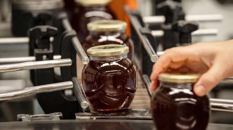 Honey can even crystallization inside a closed pot, but it is not ruined Honey can even crystallization inside a closed pot, but it is not ruined