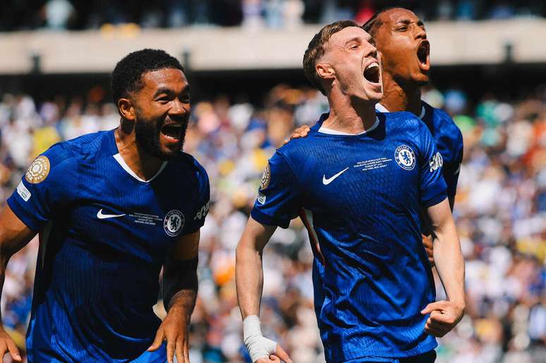 Palmer (centro), Jo&atilde;o Pedro (mais &agrave; direita) e Reece James celebram o segundo gol do Chelsea sobre o PSG.