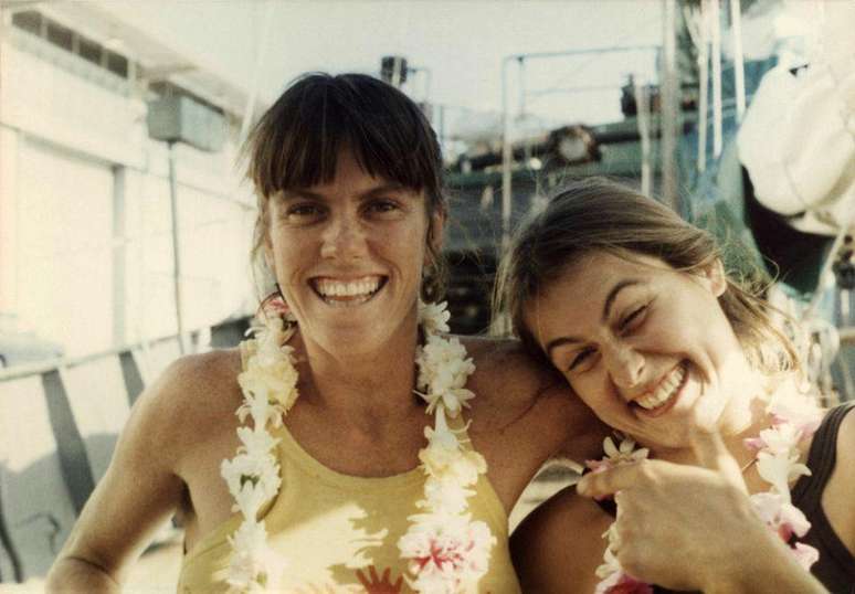 Marinheira Bunny McDiarmid (esqu.) e a engenheira Hanne Sorensen no Rainbow Warrior no in&iacute;cio da viagem