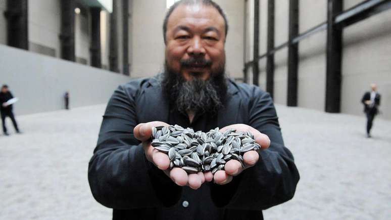 Na obra Sementes de Girassol, de Ai Weiwei, as 100 milhões de sementes de porcelana pintadas à mão foram inspiradas em cartazes do presidente Mao