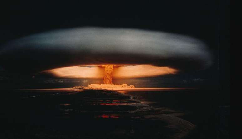 Explos&atilde;o e nuvem de cogumelo em Moruroa: Fran&ccedil;a transferiu seu programa de exerc&iacute;cios nucleares da Arg&eacute;lia para a Polin&eacute;sia Francesa em 1966
