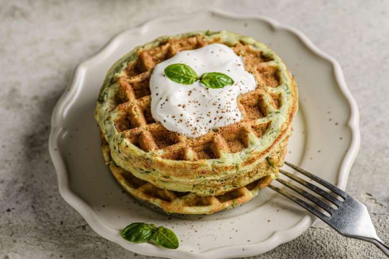 Waffle de abobrinha com molho de iogurte 