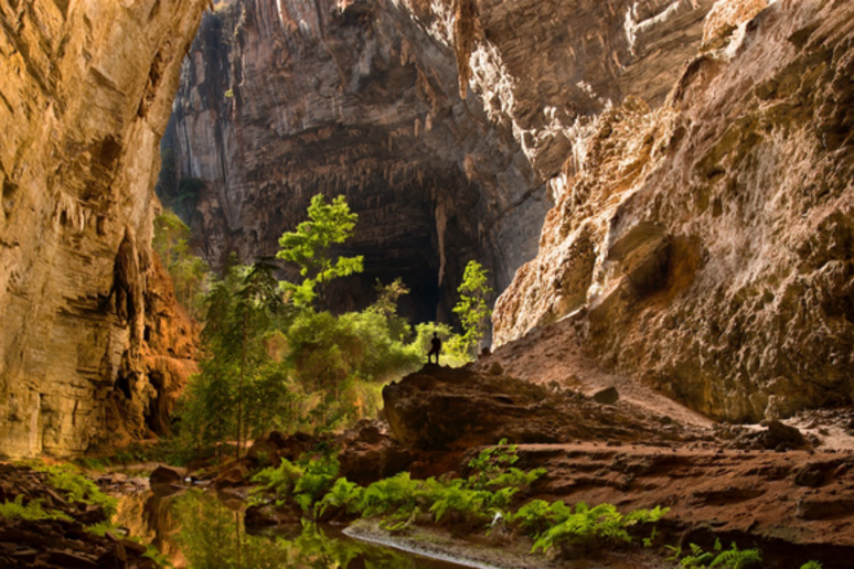 Vista da Gruta do Janelão e a Perna da Bailarina ao fundo, no Cânion do Peruaçu