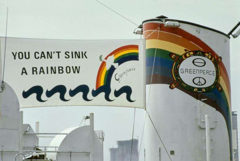 Faixa com os dizeres 'Voc&ecirc; n&atilde;o pode afundar um arco-&iacute;ris' no navio do Greenpeace MV Sirius, em 1985, fazendo refer&ecirc;ncia ao naufr&aacute;gio do Rainbow Warrior
