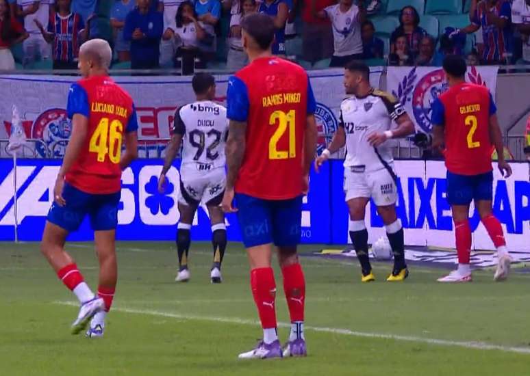 O vermelho nas costas da camisa &eacute; a &ldquo;capa&rdquo; do Super-Homem. S&oacute; n&atilde;o faz voar &ndash;