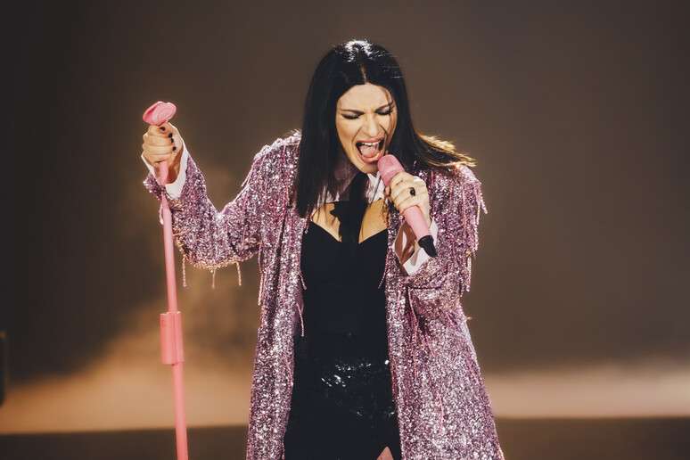 Laura Pausini cantará ao lado de Robbie Williams na final do Mundial de Clubes da Fifa