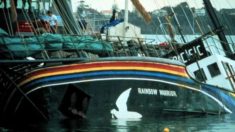 Na manh&atilde; de 12 de julho de 1985, o Rainbow Warrior estava semiafundado no Porto de Auckland, sem que ningu&eacute;m conseguisse explicar o que havia acontecido
