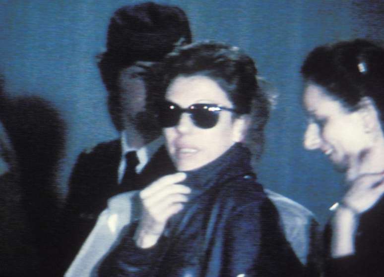 Dominique Prieur no aeroporto, quando foi repatriada, dois anos ap&oacute;s ser condenada: apenas dois agentes foram presos