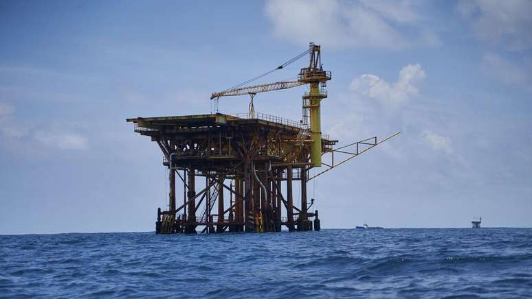 Os canhões de ar comprimido usados para localizar petróleo sob o leito marinho pode produzir sons de até 260 decibéis