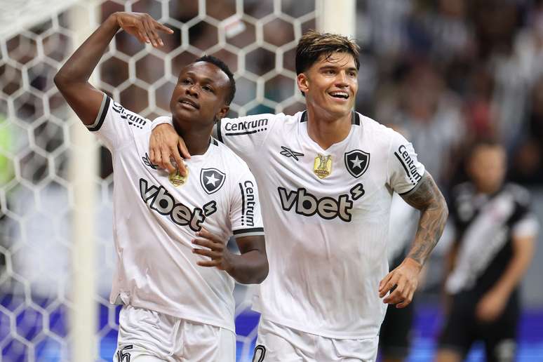 Nathan Fernandes comemorando o segundo gol ao lado de Correa 