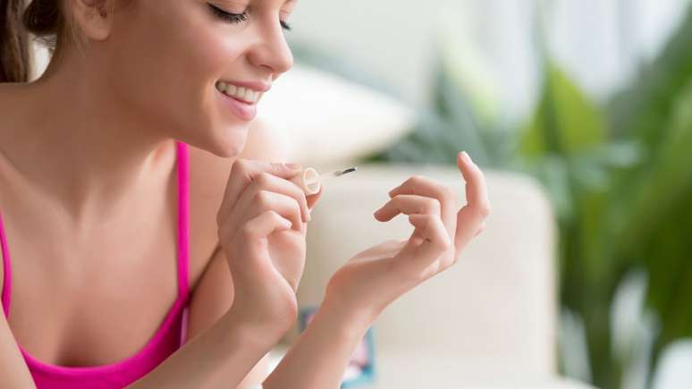 Yellowed nails? Learn the cause and how to treat