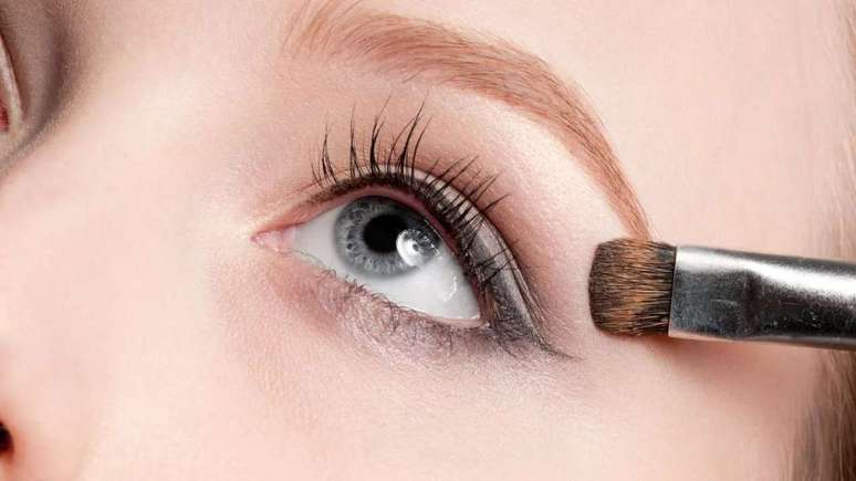 Eye makeup can cause damage to vision; Understand the risks Eye makeup can cause damage to vision; Understand the risks