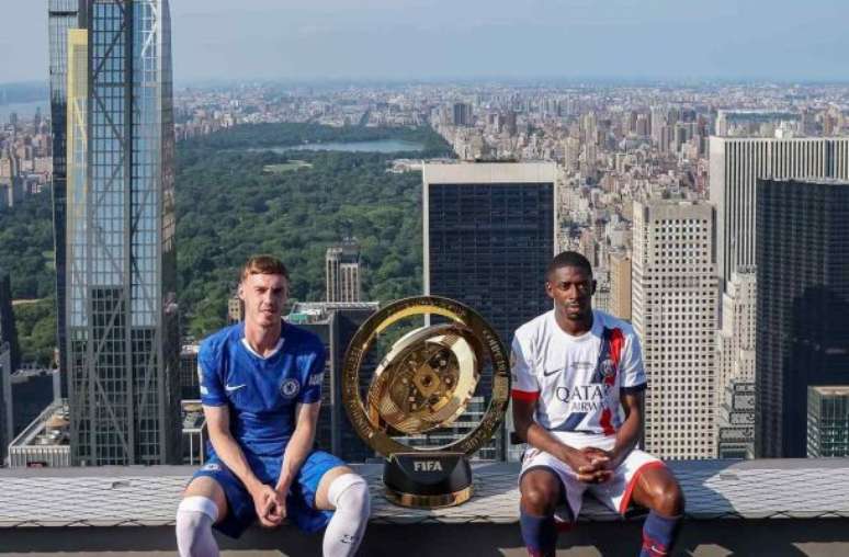 Divulgação/Fifa - Legenda: Palmer e Dembele recriam foto icônica para a decisão do Mundial de Clubes