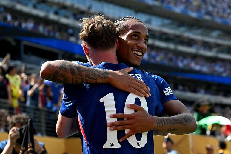 João Pedro abraça Cole Palmer, o 10 do Chelsea, na comemoração do terceiro gol na final contra o PSG